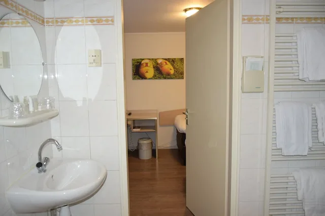 Bungalow, Queen and Twin Beds, Garden Area، Hampshire Inn - Prinsengracht 3/3