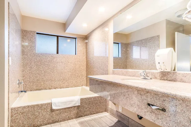 جناح بسرير كينج بحوض جاكوزي، Hotel Hacienda at Ontario Ranch 3/3