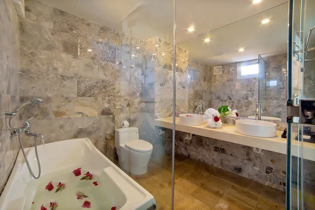 غرفة ديلوكس ثلاثية بسرير كينج وسرير فردي، Aurora Riverside Hotel 5/6