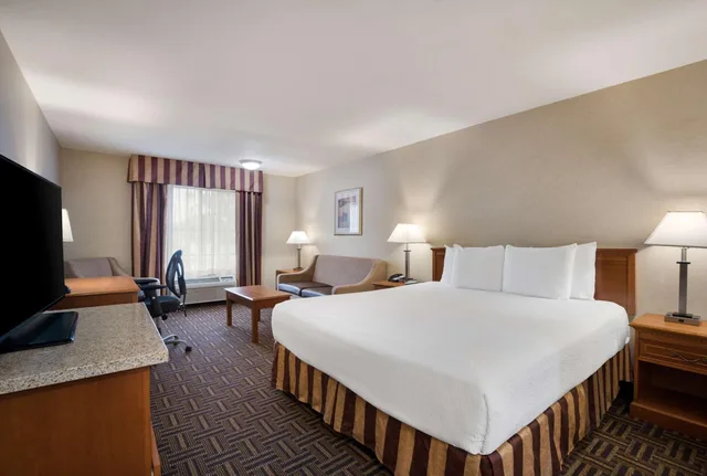 جناح بسرير كينج، Best Western Norwalk Inn 1/3