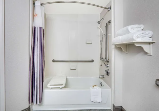 غرفة بسريرين مزدوجين لذوي الإعاقة، La Quinta Inn & Suites by Wyndham Dallas - Addison Galleria 5/7