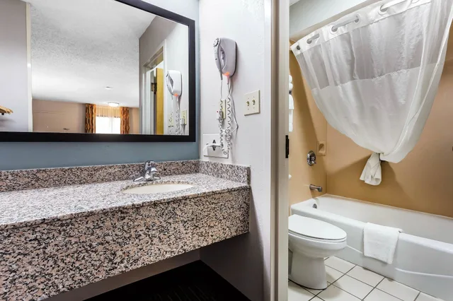 غرفة قياسية بسريرين كوين، Quality Inn & Suites Mooresville-Lake Norman 6/6