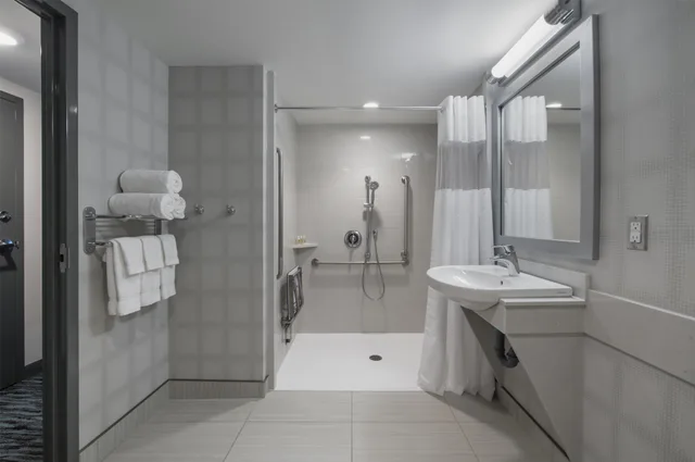 غرفة بسرير كوين مع أريكة لذوي الإعاقة، Birchwood Inn, BW Premier Collection 2/3
