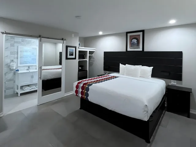 غرفة بسرير كينج يُسمح فيها بالحيوانات الأليفة، Inn By the Bay Monterey 2/9
