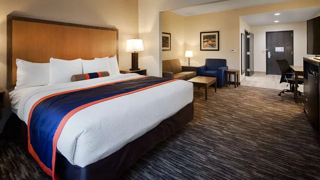 جناح بسرير كينج مع أريكة لذوي الإعاقة، Best Western Plus Ardmore Inn Suites 1/2