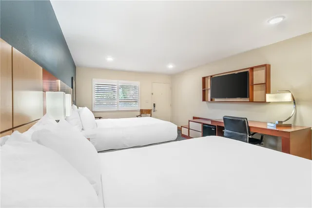غرفة بسريرين كوين بإطلالة على الفناء، Best Western Plus Clocktower Inn 3/4