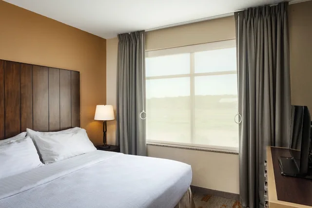 غرفة قياسية بسرير كينج لذوي الإعاقة، Holiday Inn San Antonio Seaworld, an IHG Hotel 2/6