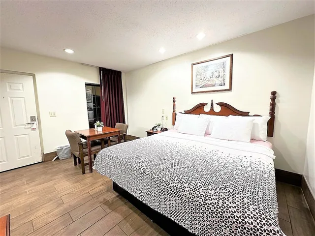 غرفة قياسية بسرير كينج للمدخنين، Budget Inn 1/6