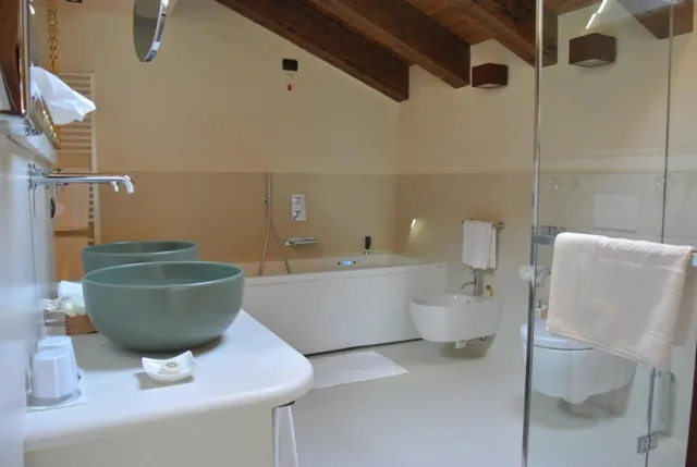 جناح بثلاثة أسرّة بشرفة، AUBERGE DE LA MAISON 7/8