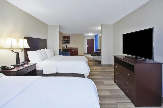 Suite, 2 Queen Beds, Extra Floor Space, Sofa، Holiday Inn Express Hotel Suites Niles 3/6