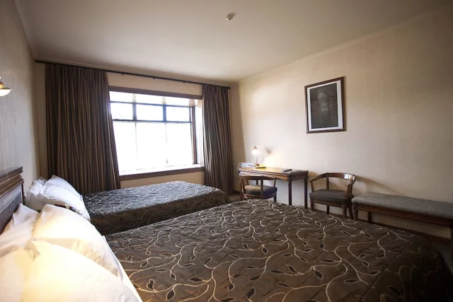 غرفة قياسية بسرير كوين وسرير فردي، Distinction Coachman Hotel Palmerston North 2/5