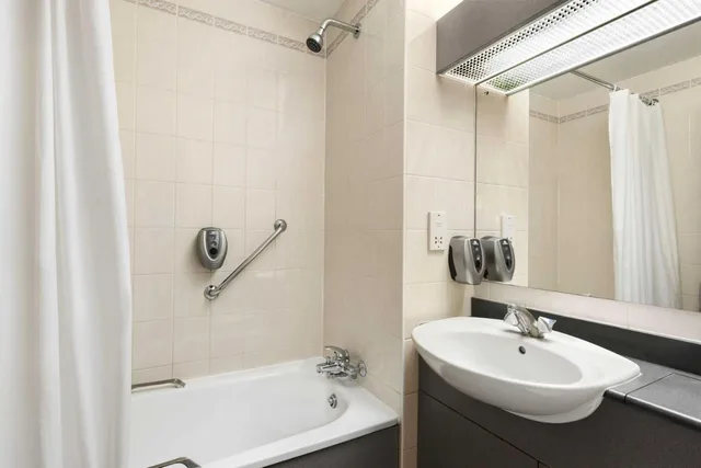 غرفة ثلاثية بسرير مزدوج وسرير فردي، Days Inn by Wyndham Watford Gap 4/5