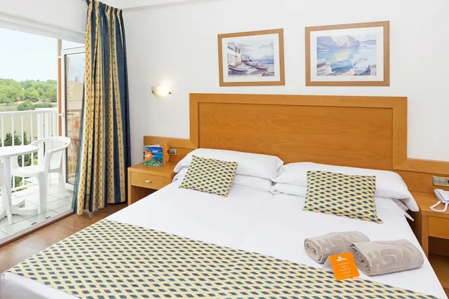 غرفة بسريرين منفصلين بإطلالة على المسبح بشرفة، Tangerine by Honne Hotels - Adults Only 3/9