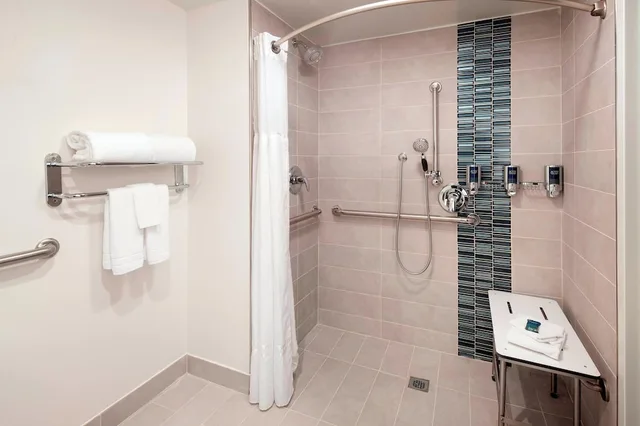 غرفة قياسية بسرير كينج لذوي الإعاقة، Four Points By Sheraton Hotel Suites San Francisco Airport 2/2