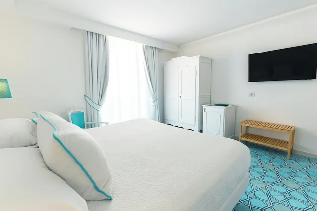 غرفة قياسية بسريرين منفصلين بإطلالة على البحر بغرفة نوم واحدة، Hotel Conca d'Oro 2/10