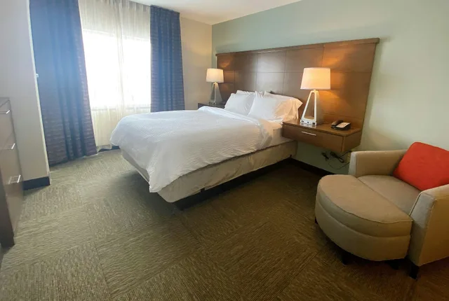 جناح بسرير كينج بإطلالة على الفناء بغرفة نوم واحدة، Staybridge Suites Great Falls 1/1