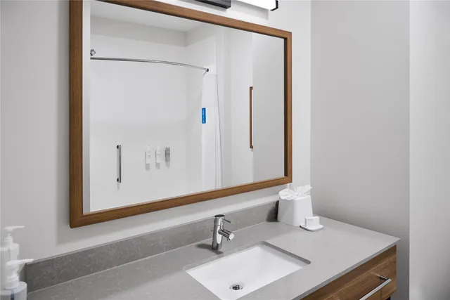 Room, 2 Queen Beds, Bath and Shower، Hampton Inn by Hilton Lincoln Downtown 2/2