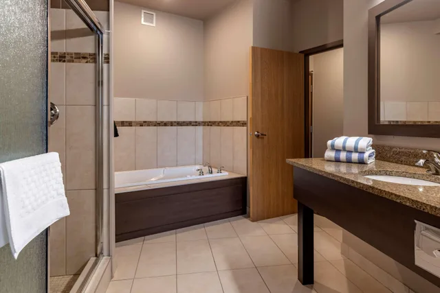 جناح بسرير كينج مع أريكة بمنطقة جلوس بجاكوزي بمطبخ صغير، Best Western Plus Bridgewater 6/8