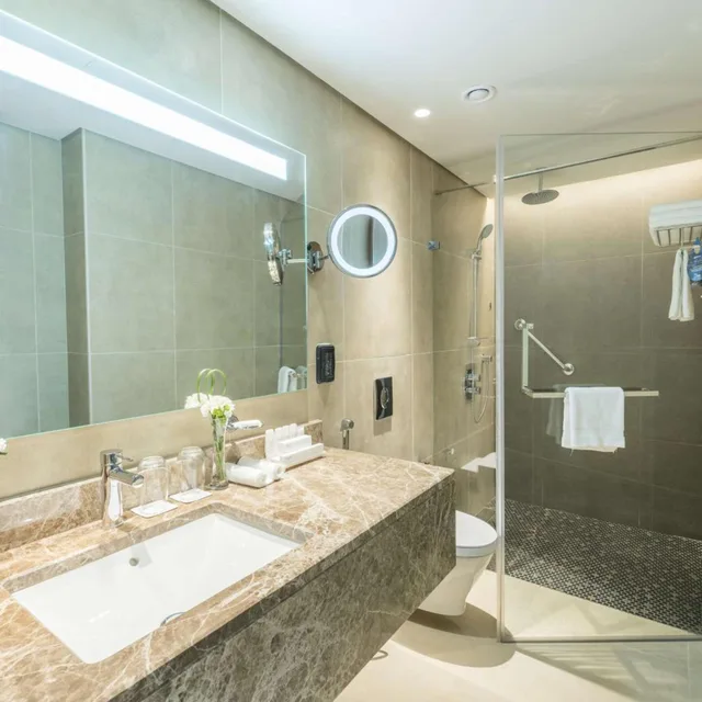 جناح سوبيريور بإطلالة جزئية على البحر مع دخول الصالة، فندق راديسون بلو جدة كورنيش(RADISSON BLU HOTEL, JEDDAH CORNICHE) 7/7