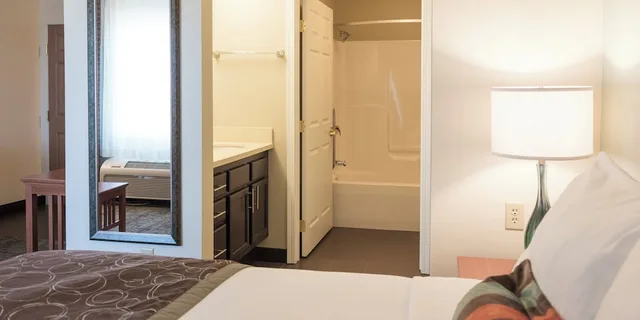 جناح استوديو بسرير كوين مع أريكة بمطبخ، Staybridge Suites Fargo 4/4