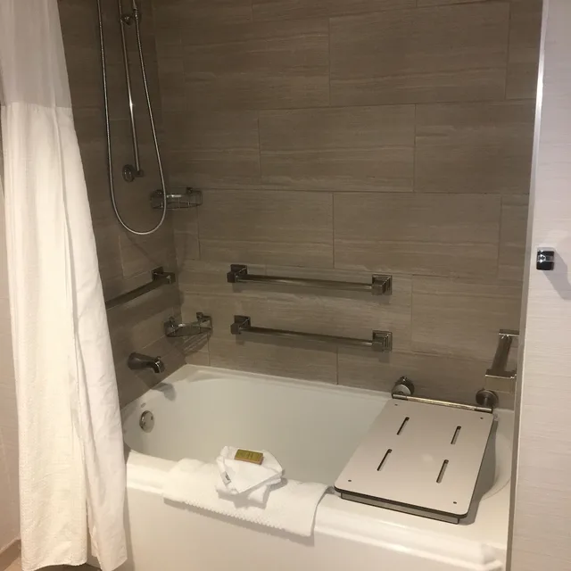غرفة بسريرين مزدوجين بحوض استحمام لذوي الإعاقة، Hilton New Orleans/St. Charles Avenue 4/4