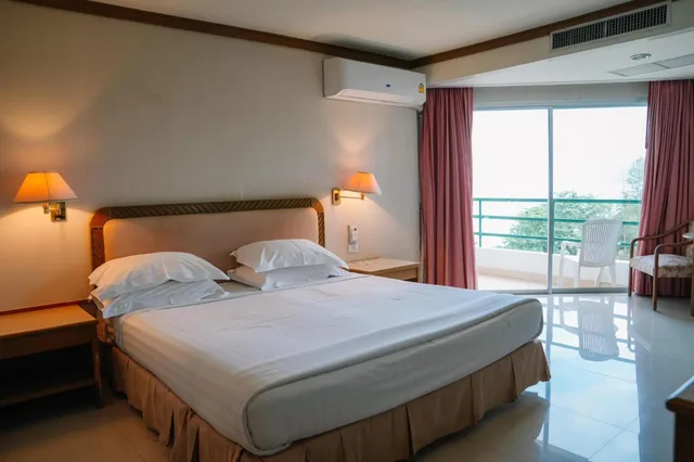 غرفة ديلوكس بسرير كينج، Khanom Golden Beach Hotel 2/3