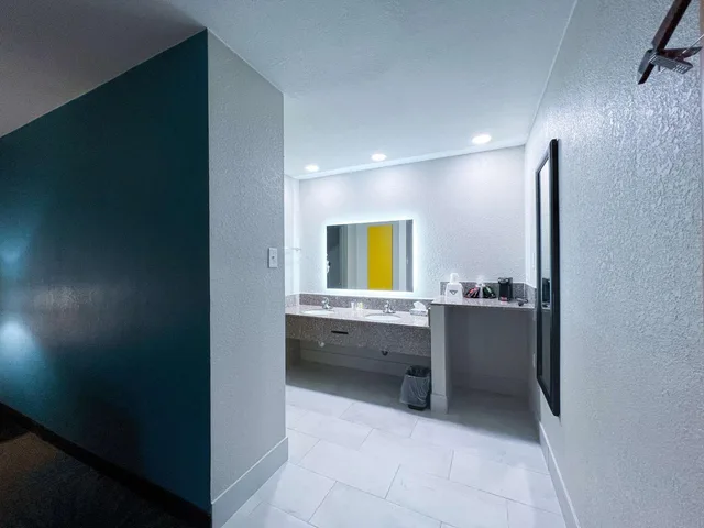 غرفة بسريرين كوين بحوض استحمام لذوي الإعاقة، Days Inn & Suites by Wyndham Santa Rosa 6/6