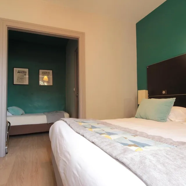 غرفة ثلاثية، Hotel Des Arts 5/7