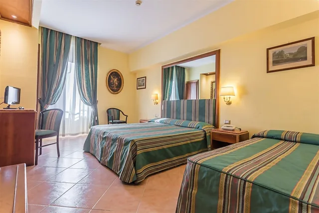 غرفة ثلاثية بثلاثة أسرّة، Raeli Hotel Siracusa 1/3