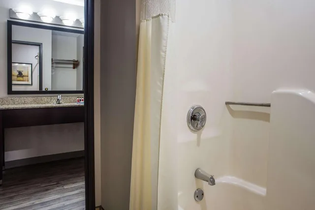 جناح استوديو ديلوكس بسرير كينج، Baymont By Wyndham Madison West/Middleton Wi West 2/3