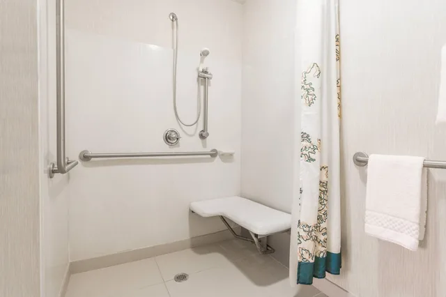 جناح بغرفتي نوم لذوي الإعاقة، Residence Inn Cleveland Independence 2/2