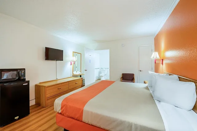 غرفة قياسية بسرير كينج للمدخنين، Motel6 Perry, GA 6/10