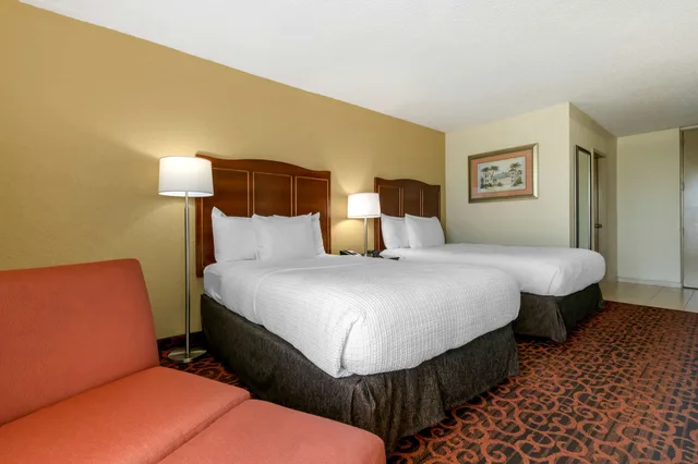 غرفة قياسية بسريرين مزدوجين بشرفة، Best Western Plus North Miami Bal Harbour 8/10