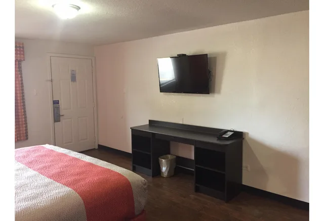 1 King Bed - Non-Smoking, Micfridge, Motel6 Waco, TX 4/5