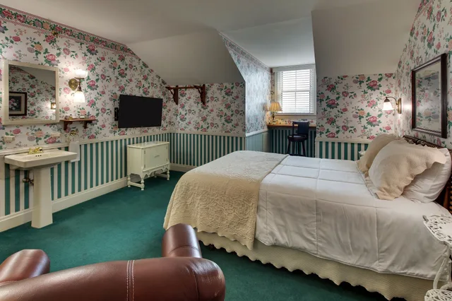 غرفة قياسية بسرير كوين بإطلالة على النهر، Kingsley Inn 2/2