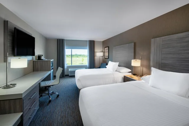 غرفة ديلوكس بسرير كينج وسريرين كوين، Wingate by Wyndham Kanata West Ottawa 2/8