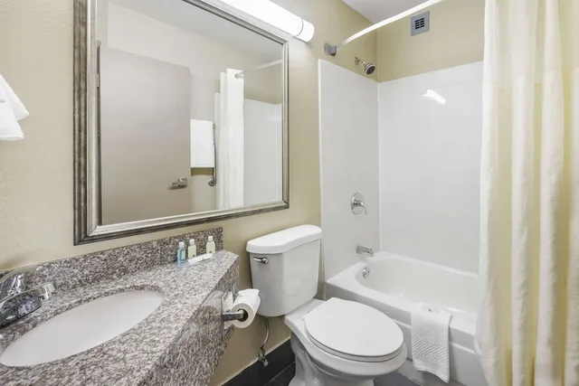 غرفة بسرير كينج، Quality Inn Jackson Northwest 2/2