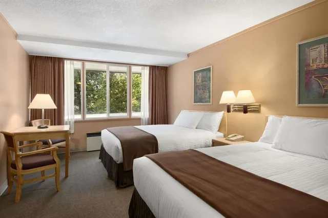 غرفة بسريرين كوين، Days Inn by Wyndham Victoria Airport Sidney 1/2