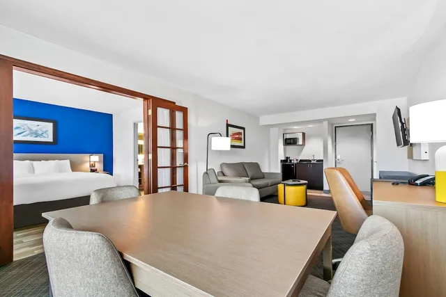 جناح بسرير كينج مع أريكة، Comfort Inn & Suites Grand Blanc/Flint 4/9