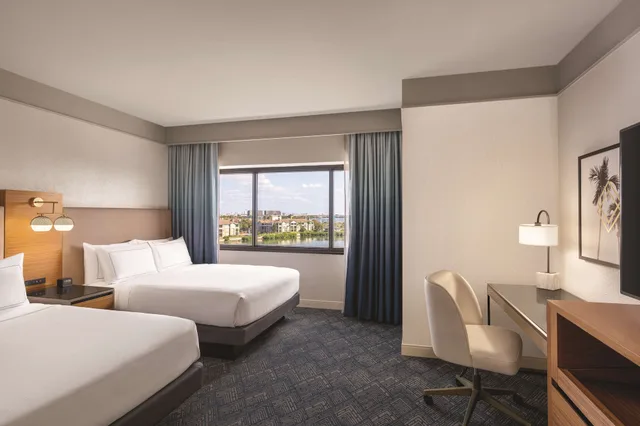 غرفة بسريرين كوين بإطلالة على المسبح، Doubletree By Hilton Tampa Rocky Point Waterfront 7/9