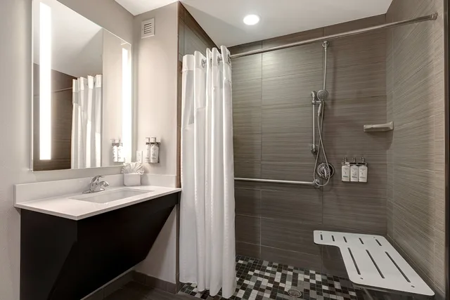 غرفة قياسية بسريرين مزدوجين لذوي الإعاقة، Holiday Inn Express Hotel And Suites Kansas City Ku Medical Center 5/7