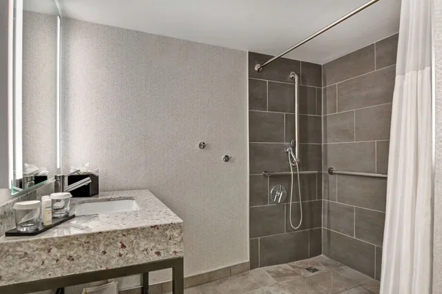 جناح ركني بسرير كينج مع أريكة لذوي الإعاقة، Embassy Suites by Hilton Minneapolis Airport 5/8