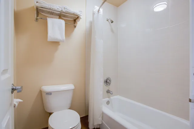 غرفة قياسية بسريرين كوين، Abby S Anaheimer Inn 5/7