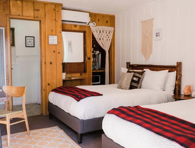 غرفة قياسية بسريرين كوين، Grand Pine Cabins 2/3