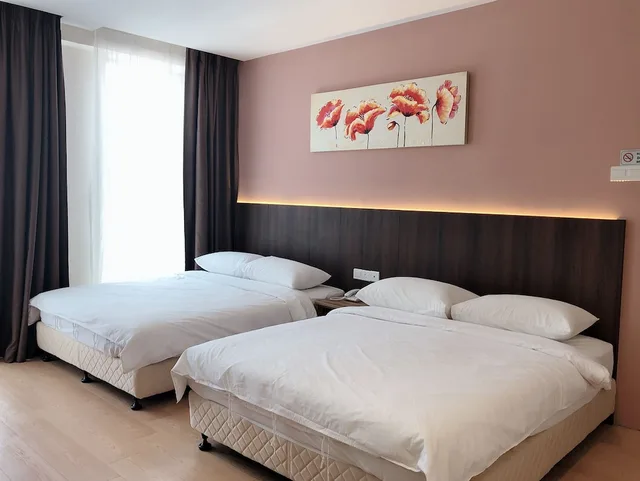 غرفة ديلوكس رباعية بسريرين كوين، Tumike Hotel 1/3
