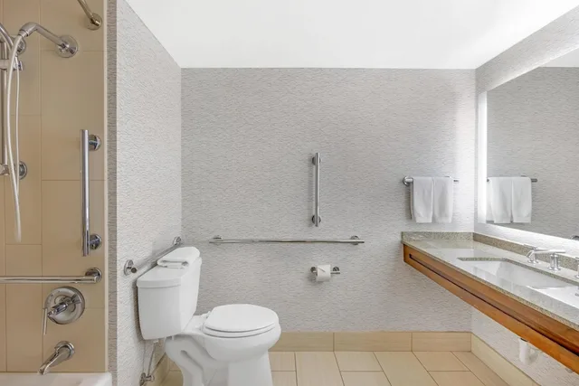 Room, King Bed, Bathtub, Corner, Accessible, DoubleTree by Hilton Hotel Spokane City Center 6/10