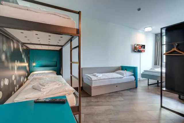 غرفة بخمسة أسرّة، MEININGER Hotel Munich Olympiapark 2/4
