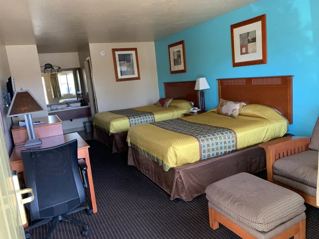 Downstairs, Standard, 2 Queen Beds, North Side، Claridge Inn 5/7