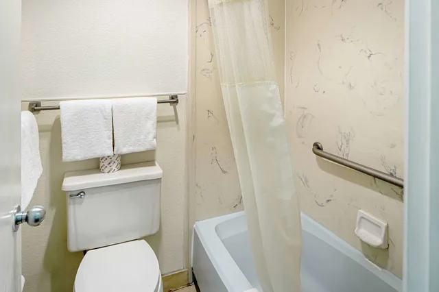 غرفة قياسية بسريرين مزدوجين، Rodeway Inn At Nevada State Capitol 5/6