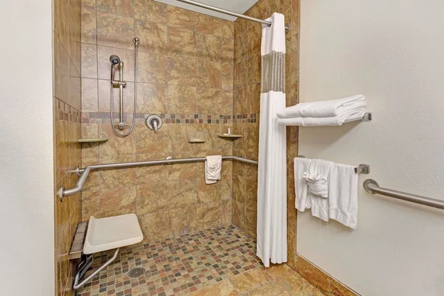 غرفة قياسية بسرير كوين لذوي الإعاقة، Microtel Inn & Suites by Wyndham Cheyenne 6/8